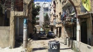 Une ruelle avec des cables dans tous les sens