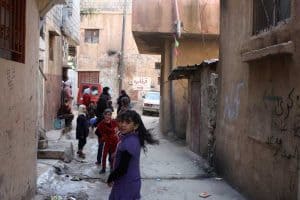 Des enfants dans une ruelle