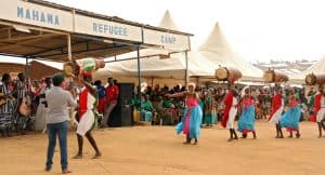 Des femmes et des hommes dansent en tenue traditionnelle