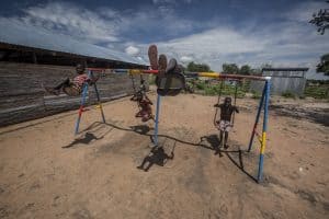 Des enfants jouent à la balançoire