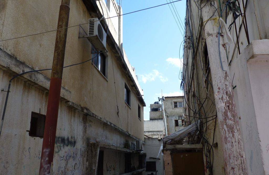 Une ruelle avec des immeubles délabrés