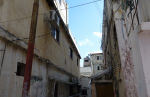 Une ruelle avec des immeubles délabrés