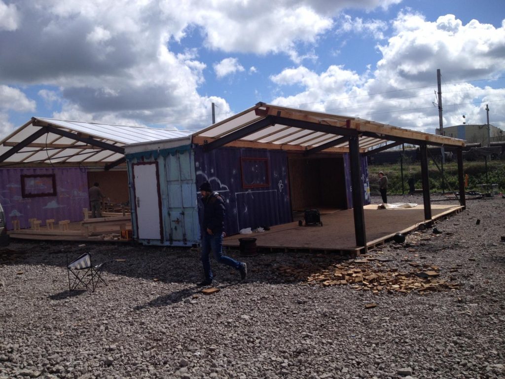 Un homme devant une habitation en train d'être construite