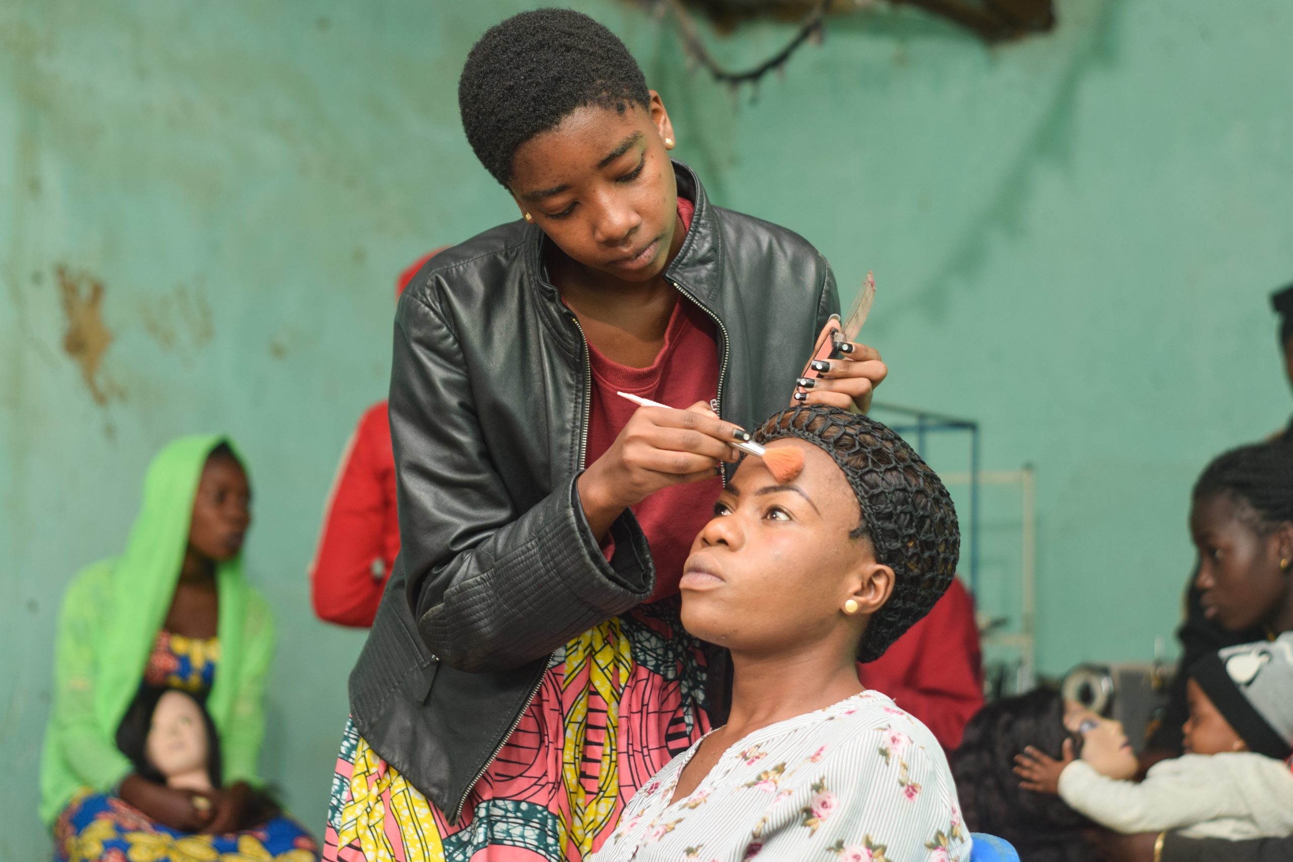 Une femme maquille une autre