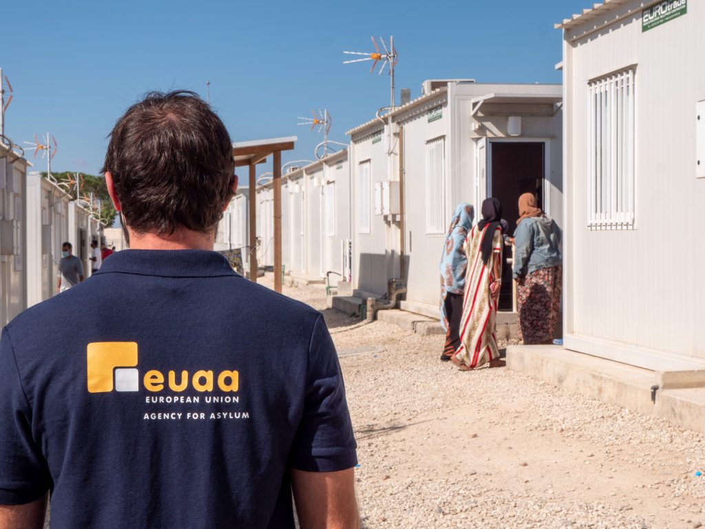 Un homme de l'EUAA dans un camp