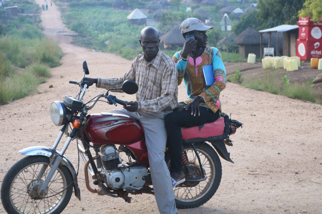 Deux hommes sur une moto