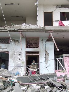 Une femme et un enfant dans un immeuble détruit