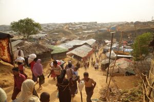 “View of the sprawling Kutupalong refugee camp near Cox's Bazar, Bangladesh”, le 26 novembre 2017. Des réfugiés marchent au premier plan et le camp de Kutupalong apparait en arrière plan.