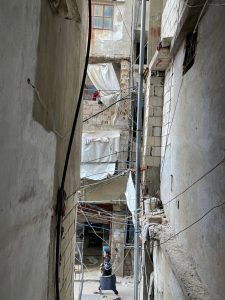 Espace restreint entre deux bâtiments des camps de Sabra et Chatila au sud de Beyrouth, Liban, le 30 juillet 2023.