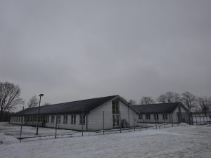 Deux hangars sous la neige