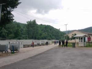 Une rue avec des personnes et des préfabriqués