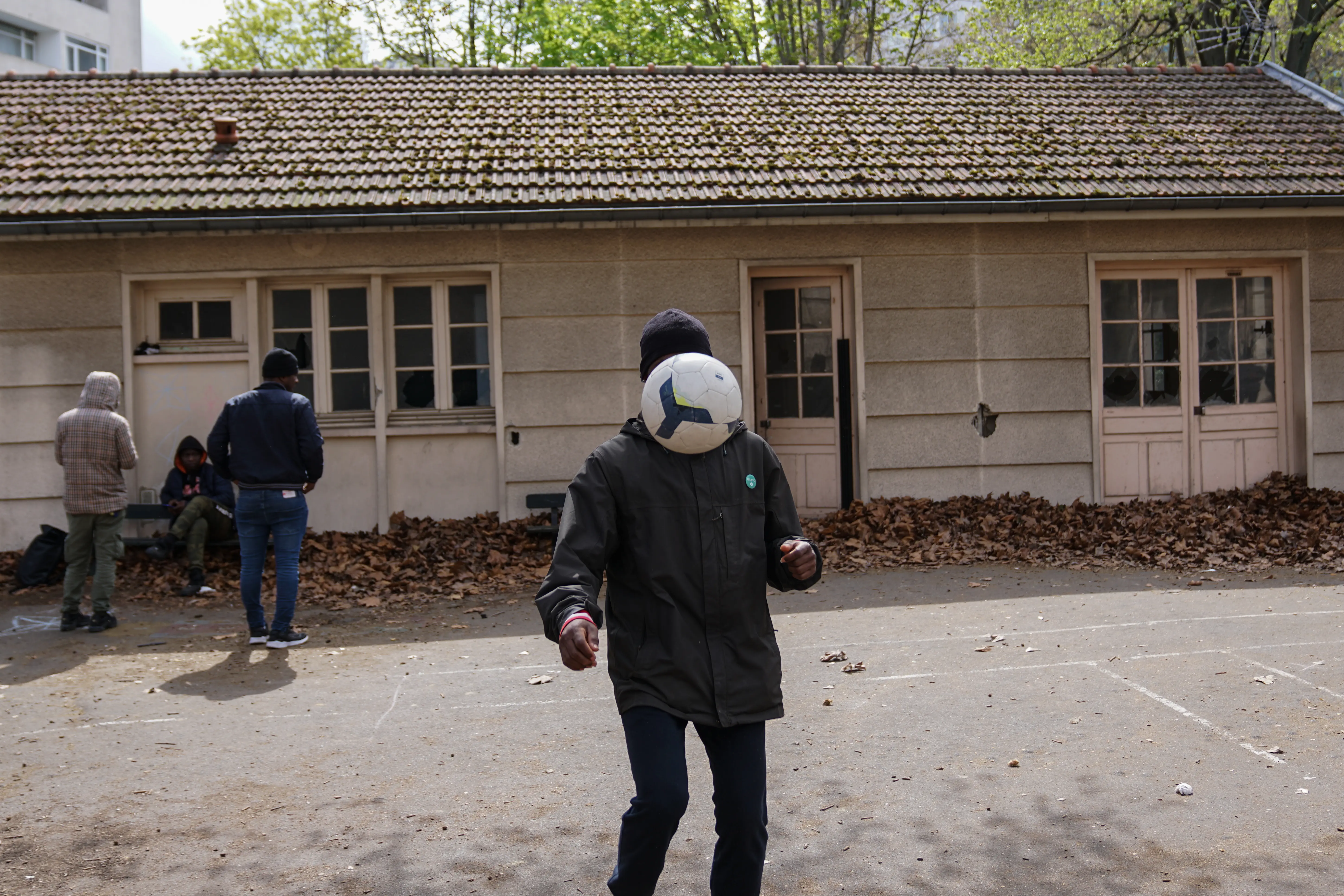 Un garçon joue avec un ballon de foot