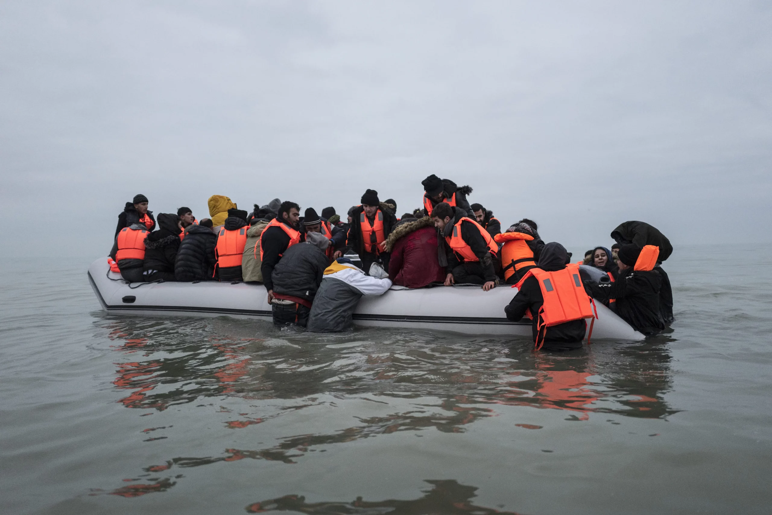 Personnes migrantes sur une embarcation pneumatique